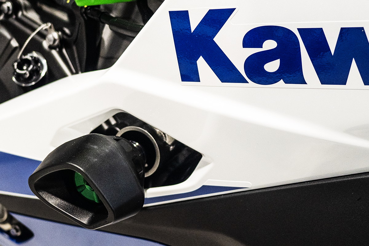 KAWASAKI Ninja ZX-4RR Evotech padacie protektory – Obrázok 2