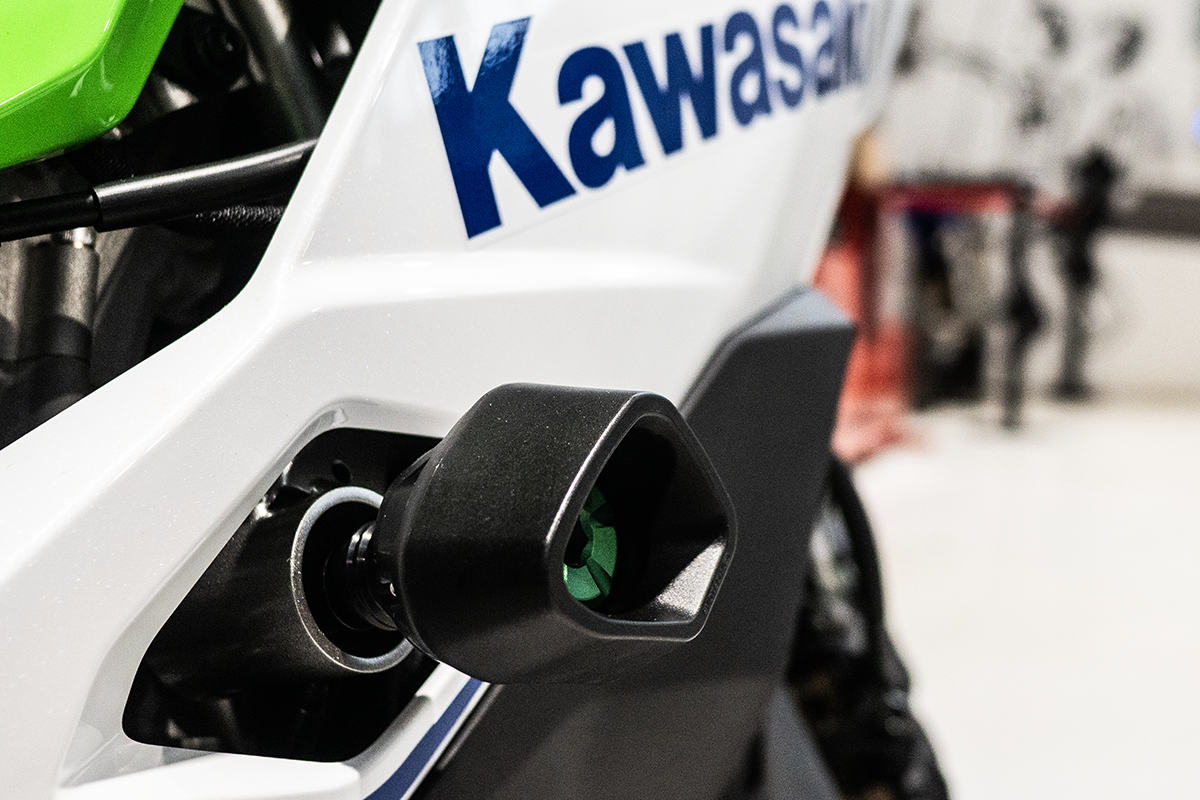KAWASAKI Ninja ZX-4RR Evotech padacie protektory – Obrázok 3