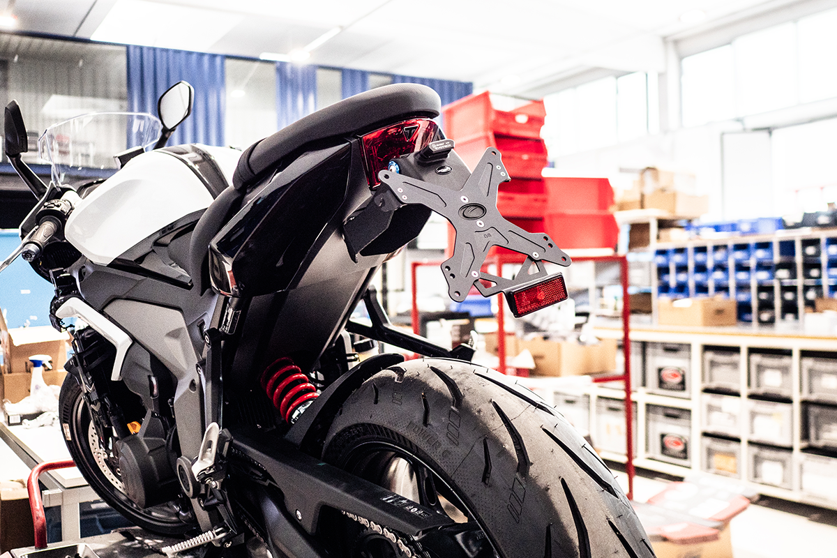 TRIUMPH DAYTONA 660 Evotech držiak ŠPZ – Obrázok 2