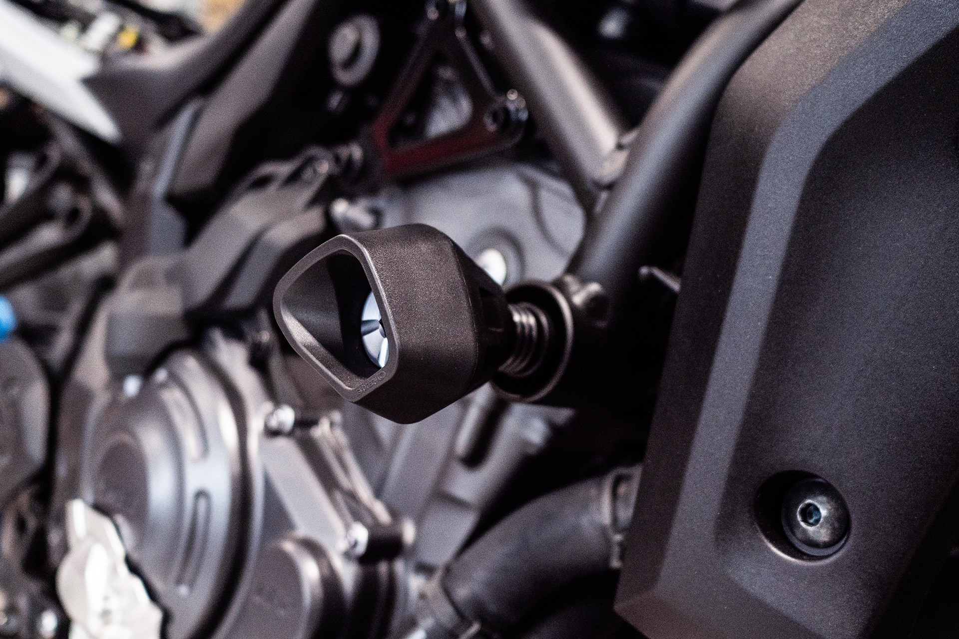 YAMAHA XSR 700 Evotech padacie protektory – Obrázok 7