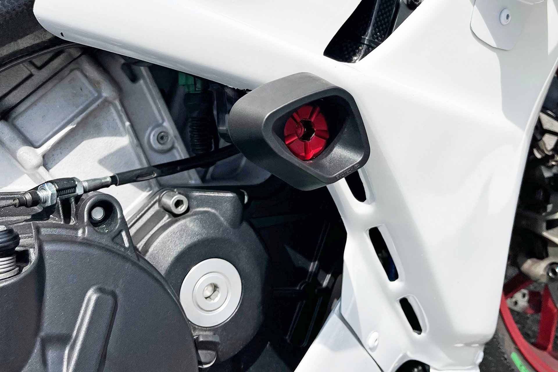 APRILIA RSV4 1100 / FACTORY Evotech padacie protektory – Obrázok 3