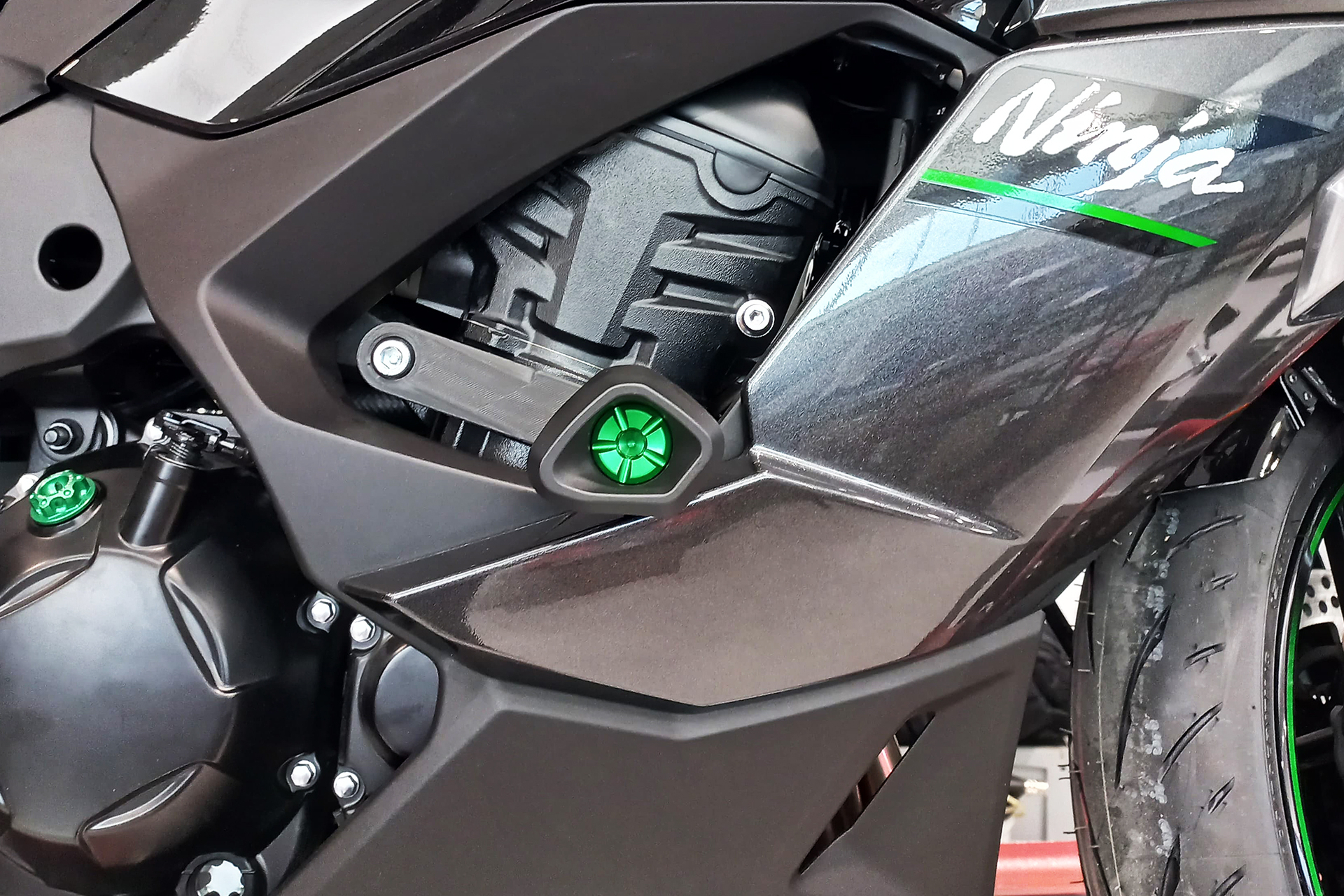KAWASAKI Ninja 1100 SX Evotech padacie protektory – Obrázok 2