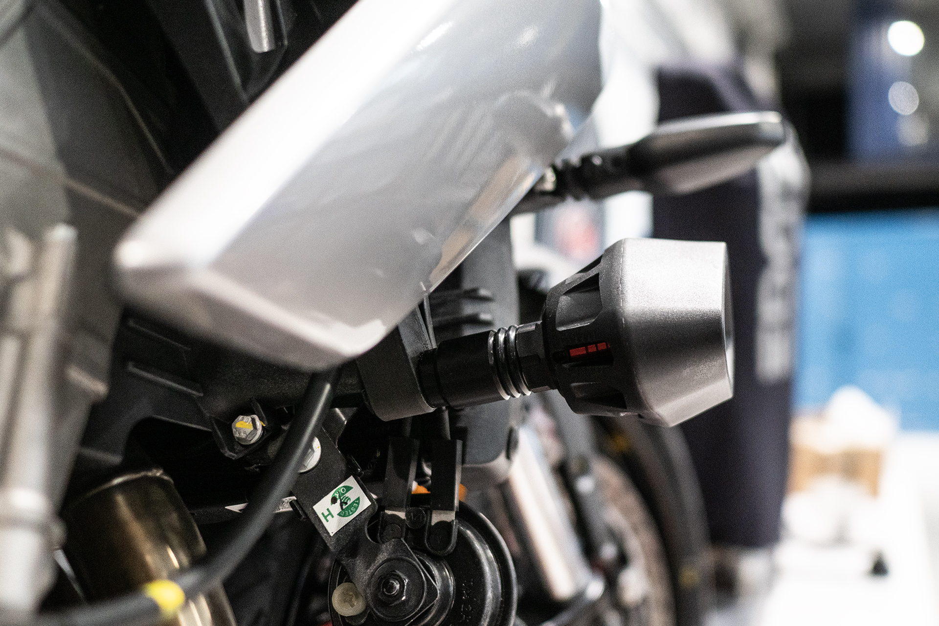 APRILIA TUONO 457 Evotech padacie protektory – Obrázok 4