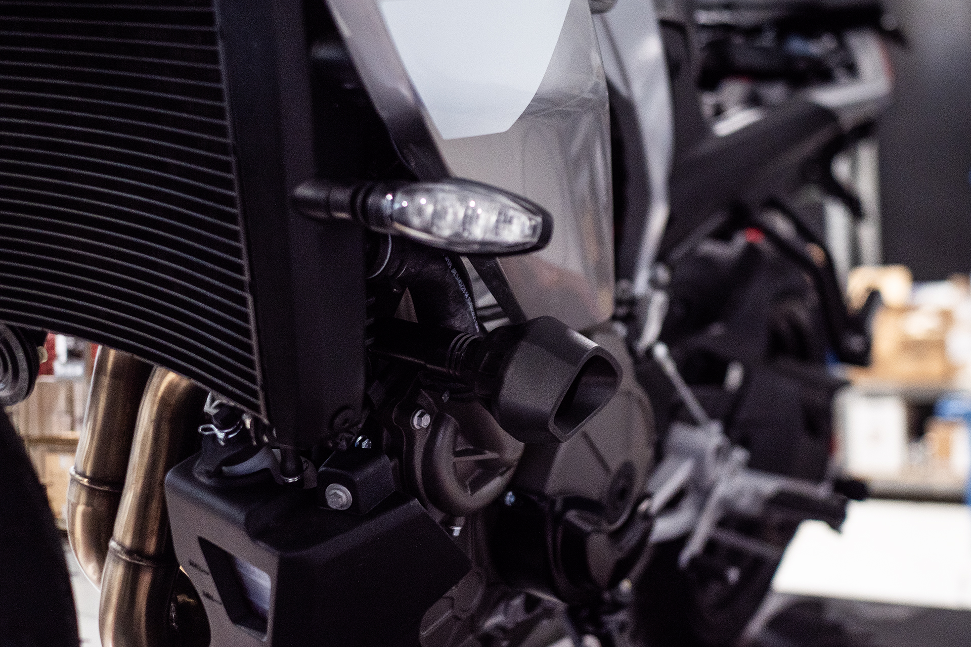 APRILIA TUONO 457 Evotech padacie protektory – Obrázok 5