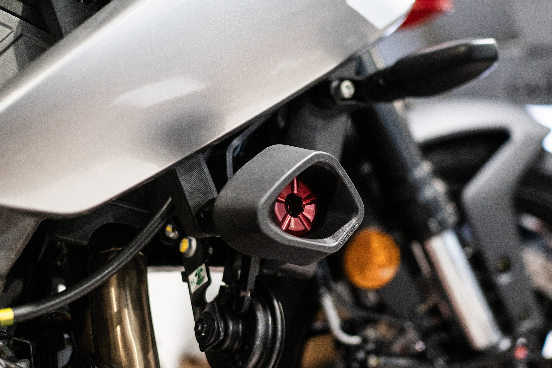 APRILIA TUONO 457 Evotech padacie protektory – Obrázok 2