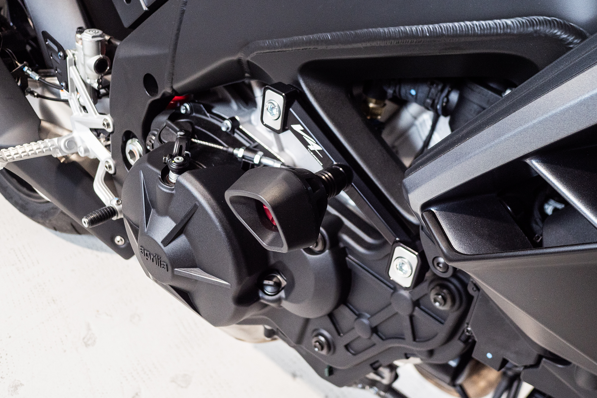 APRILIA RSV4 1100 / FACTORY Evotech padacie protektory – Obrázok 4