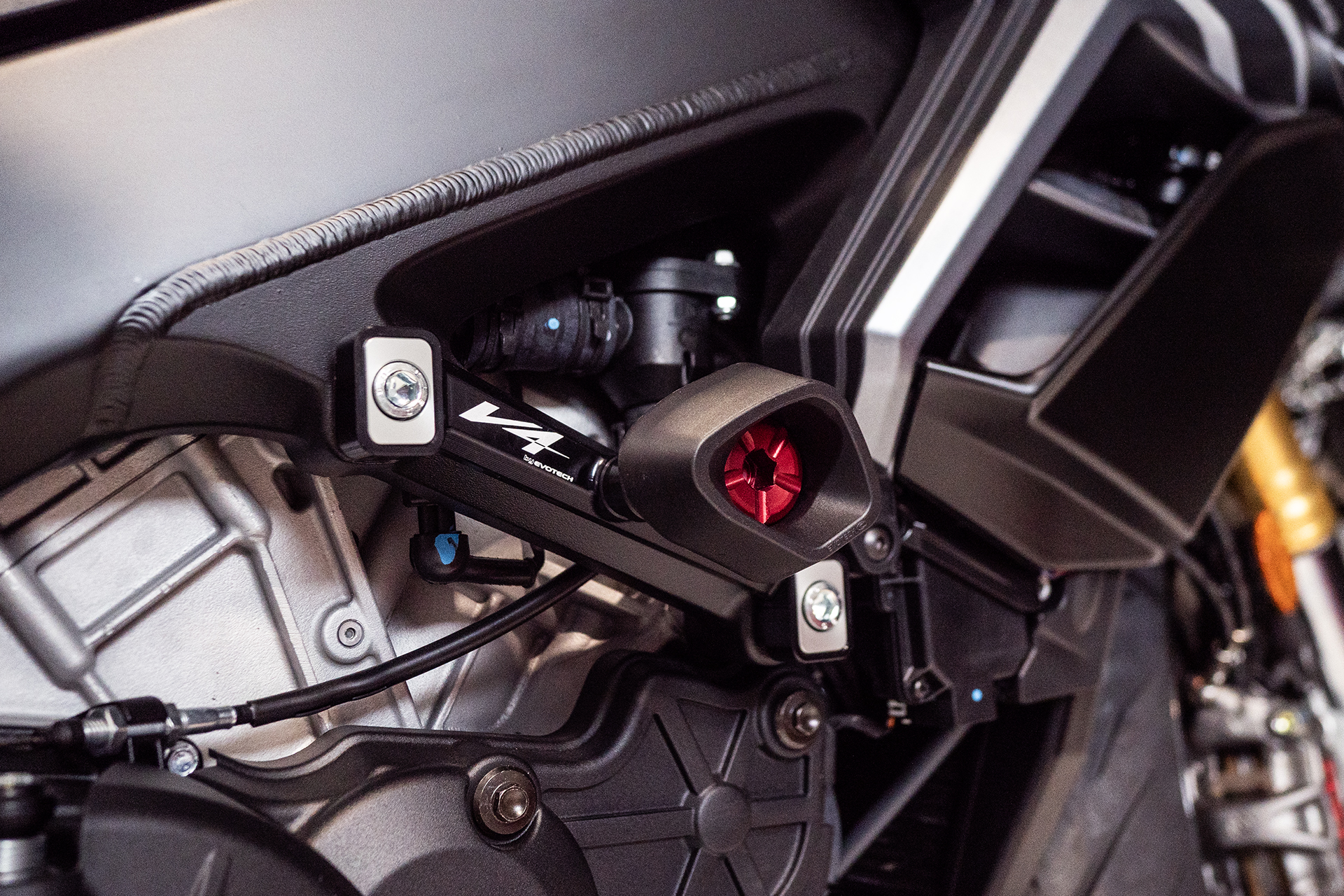 APRILIA RSV4 1100 / FACTORY Evotech padacie protektory – Obrázok 6