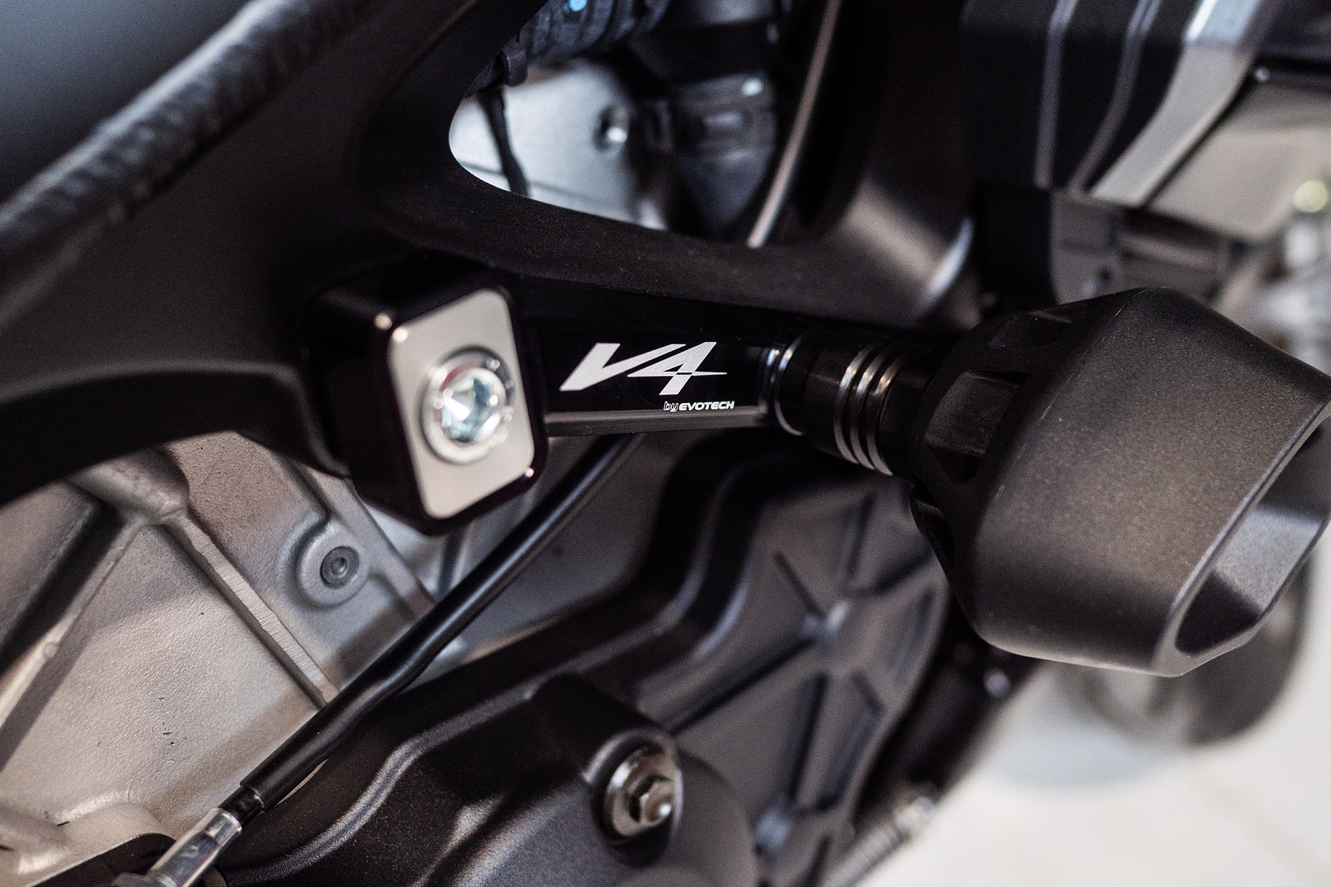 APRILIA RSV4 1100 / FACTORY Evotech padacie protektory – Obrázok 2