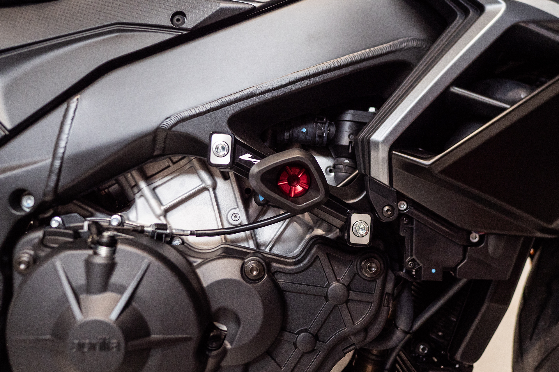 APRILIA RSV4 1100 / FACTORY Evotech padacie protektory – Obrázok 3