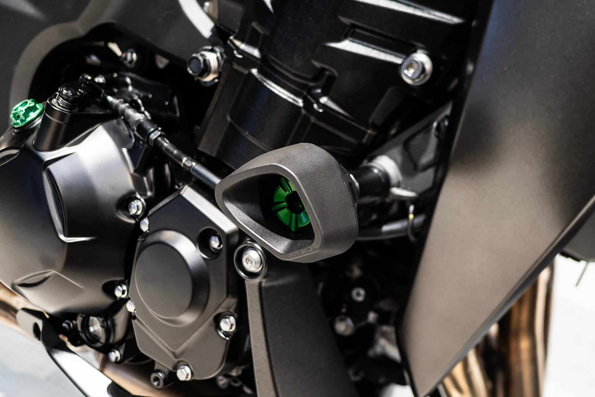KAWASAKI Z 1100 Evotech padacie protektory – Obrázok 3