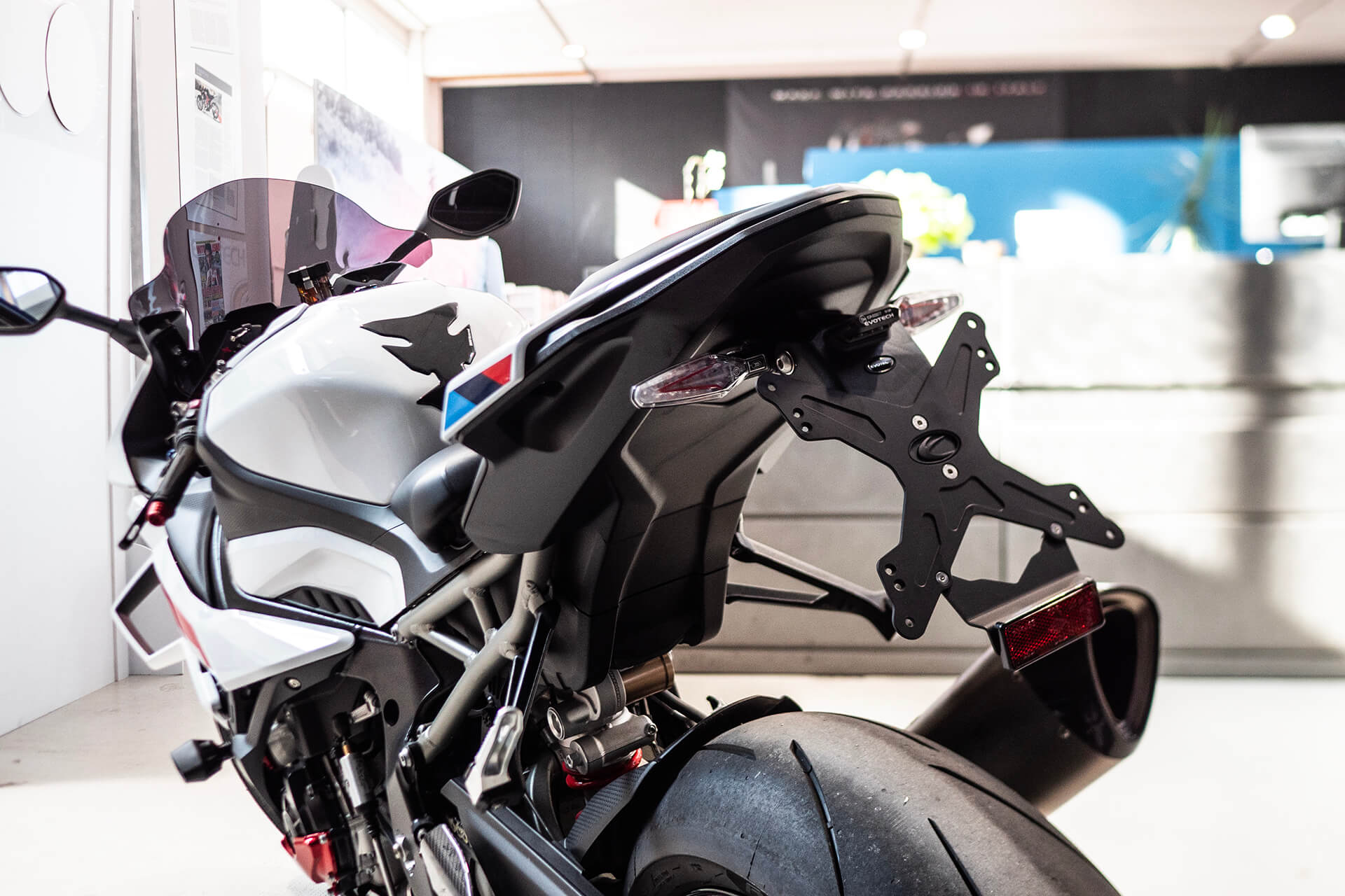 BMW M 1000 RR Evotech držiak ŠPZ – Obrázok 3