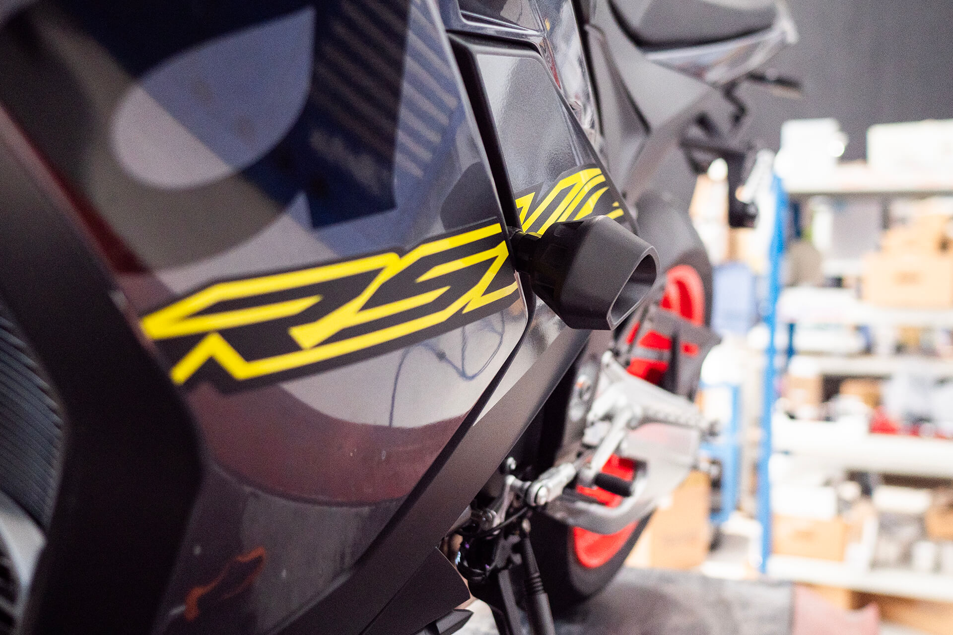 APRILIA RSV4 1100 / FACTORY Evotech padacie protektory – Obrázok 4