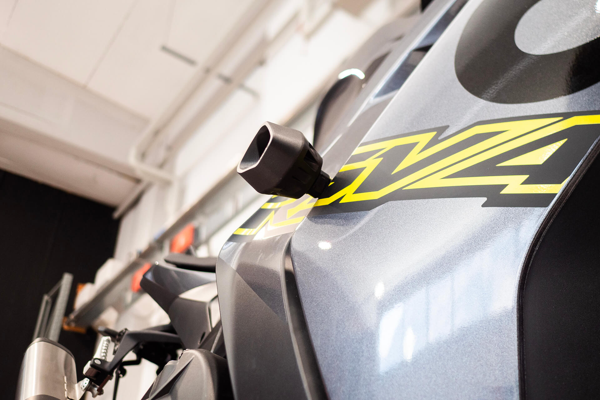 APRILIA RSV4 1100 / FACTORY Evotech padacie protektory – Obrázok 5