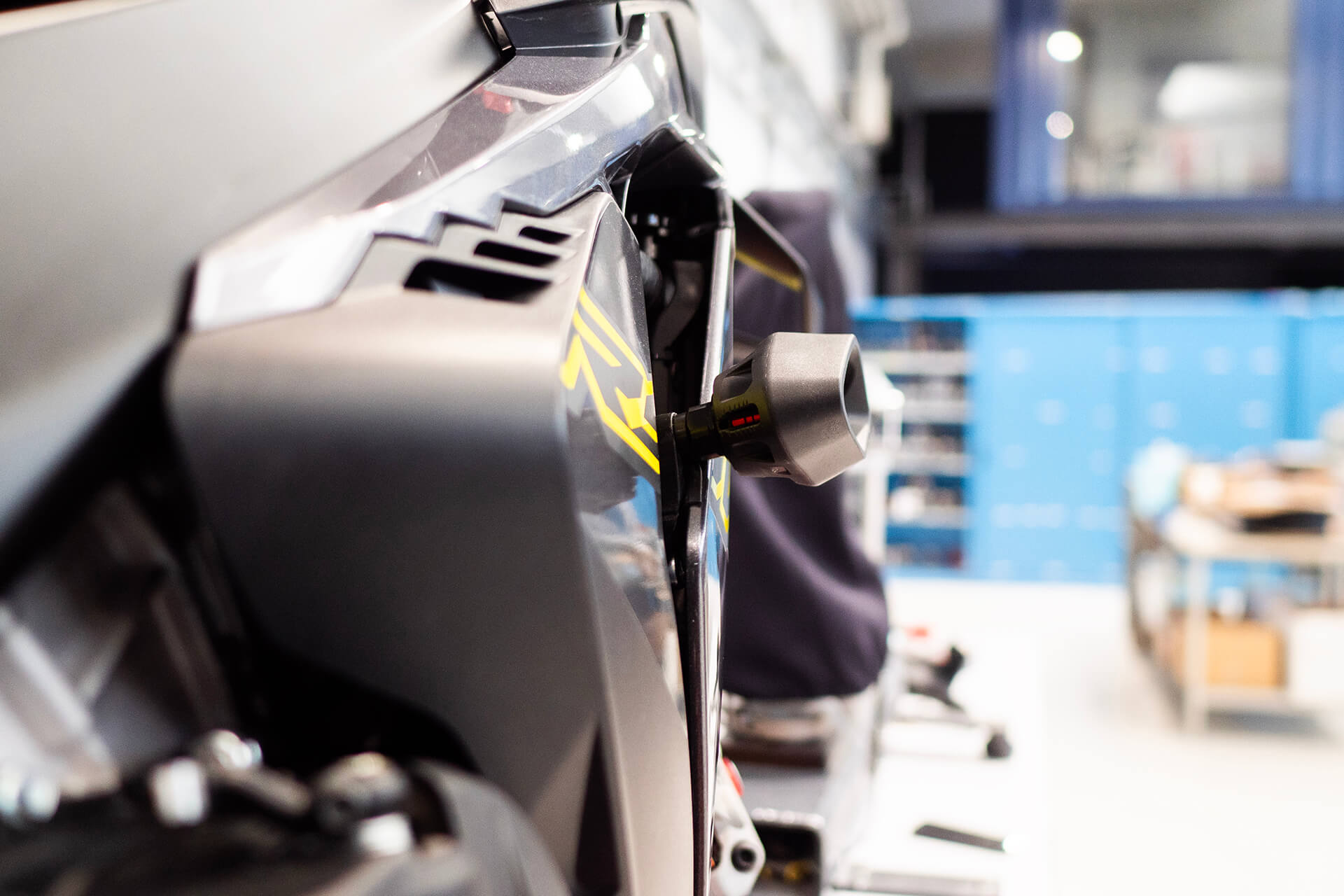 APRILIA RSV4 1100 / FACTORY Evotech padacie protektory – Obrázok 3