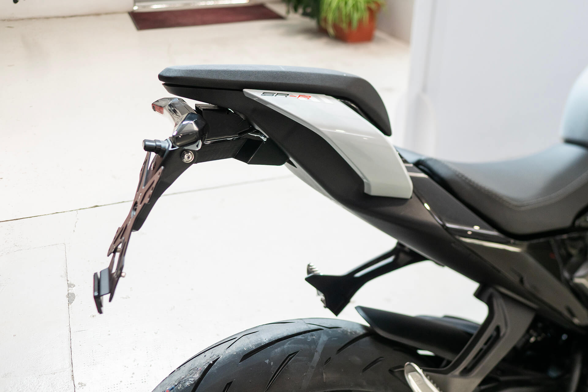 CF MOTO 675 SR-R Evotech držiak ŠPZ – Obrázok 3