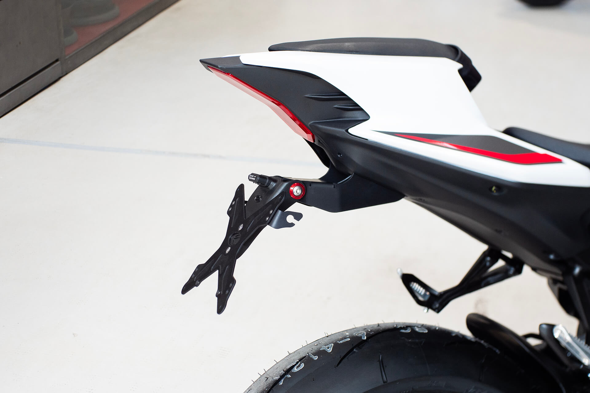 YAMAHA R9 Evotech držiak ŠPZ – Obrázok 2