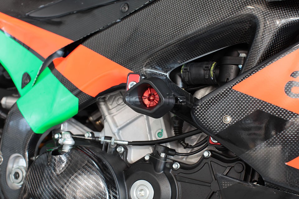 APRILIA RSV4 1100 / FACTORY Evotech padacie protektory – Obrázok 4