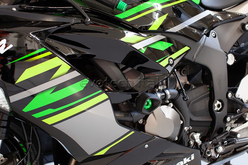 KAWASAKI Ninja 636 ZX 6R Evotech padacie protektory – Obrázok 2