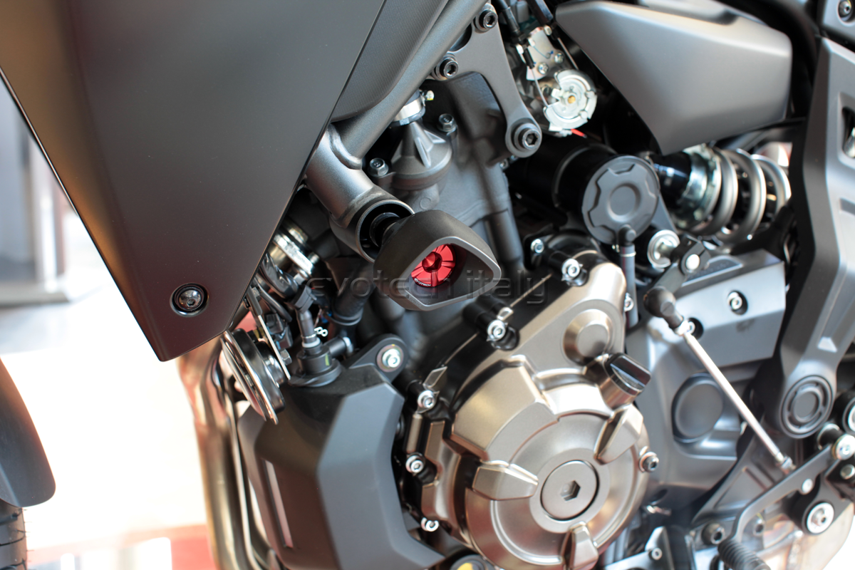 YAMAHA XSR 700 Evotech padacie protektory – Obrázok 4