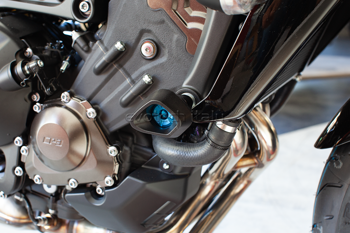 YAMAHA MT-09 Evotech padacie protektory – Obrázok 4