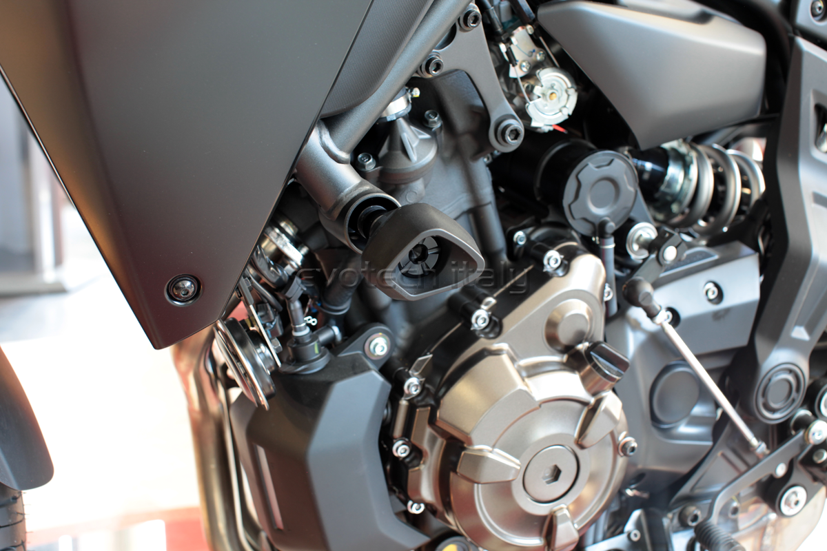 YAMAHA XSR 700 Evotech padacie protektory – Obrázok 5