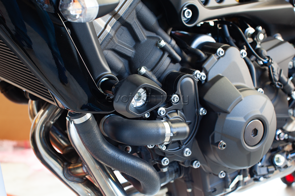YAMAHA MT-09 Evotech padacie protektory – Obrázok 5