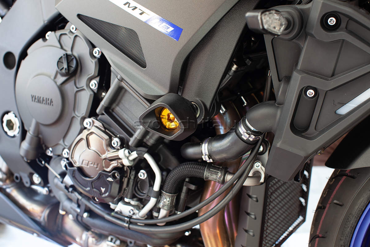YAMAHA MT-10 Evotech padacie protektory – Obrázok 3