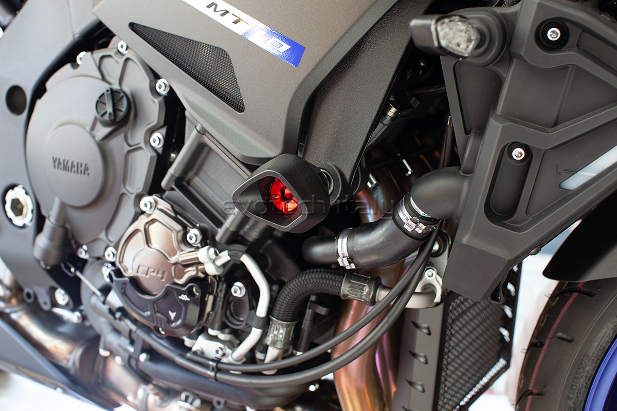 YAMAHA MT-10 Evotech padacie protektory – Obrázok 4