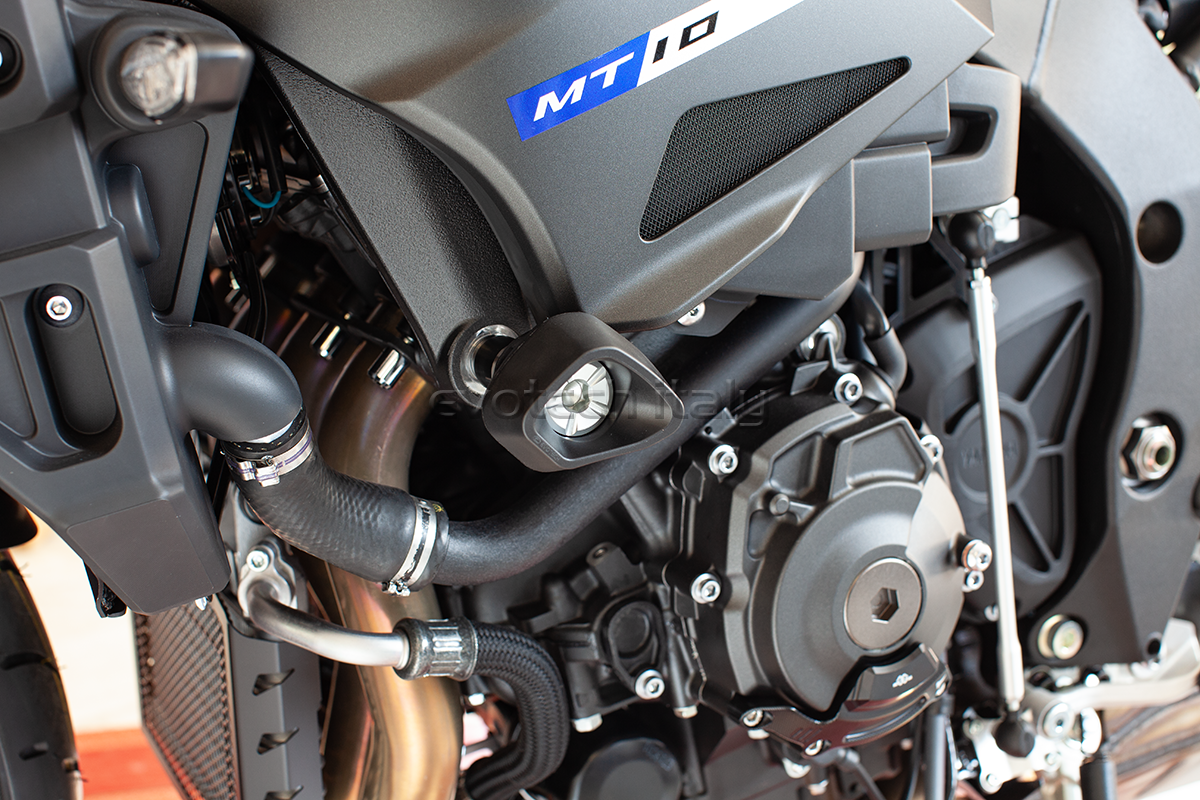 YAMAHA MT-10 Evotech padacie protektory – Obrázok 6
