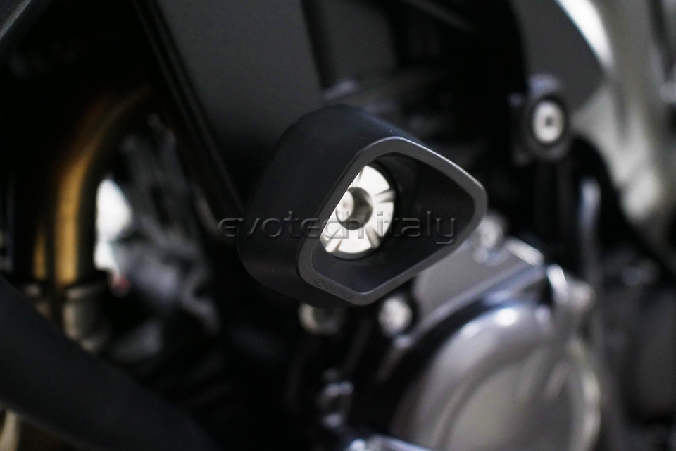 SUZUKI GSX-S1000 Evotech padacie protektory – Obrázok 2