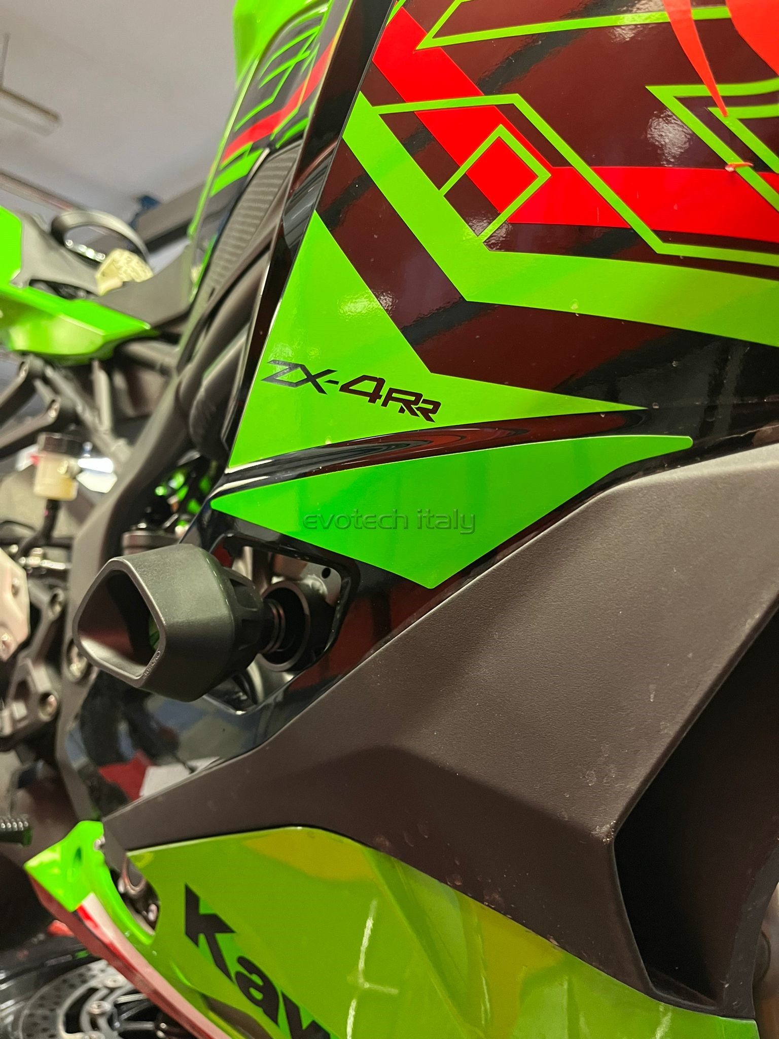 KAWASAKI Ninja ZX-4RR Evotech padacie protektory – Obrázok 4