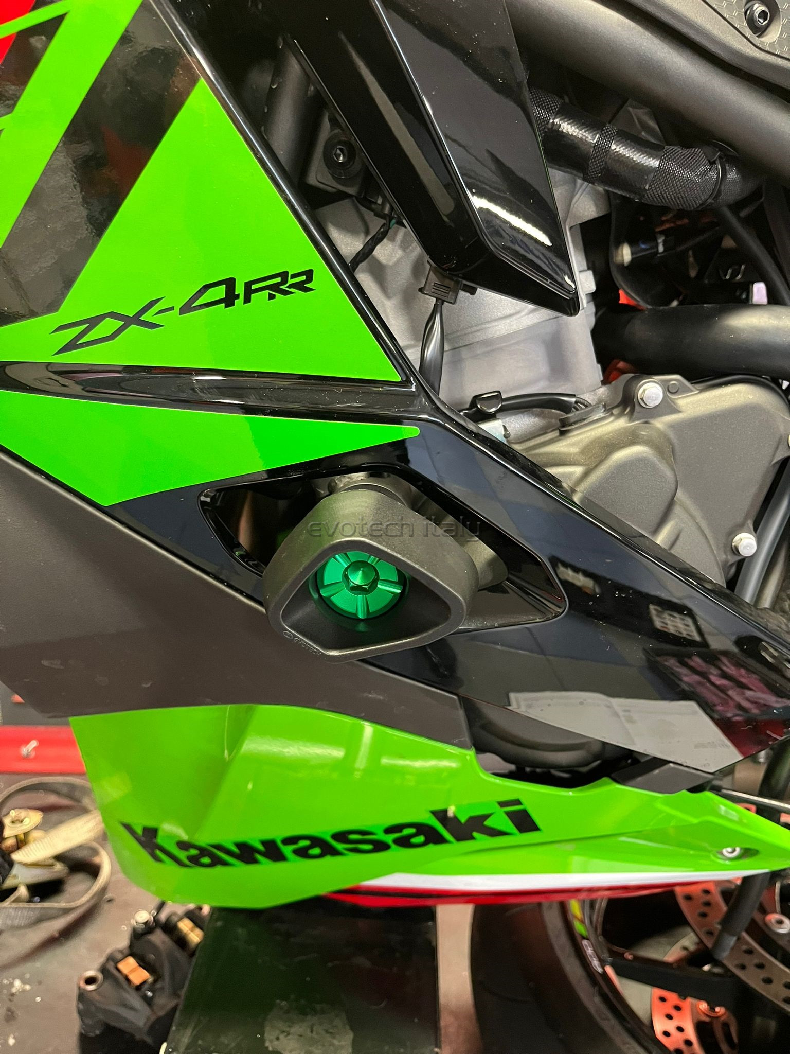 KAWASAKI Ninja ZX-4RR Evotech padacie protektory – Obrázok 6